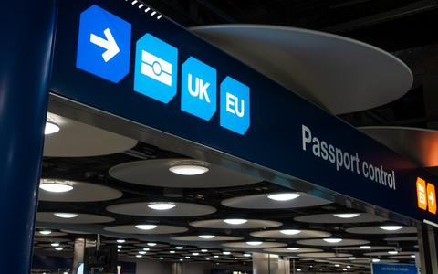 Eingang zur Passkontrolle an einem Flughafen im Vereinigten Königreich